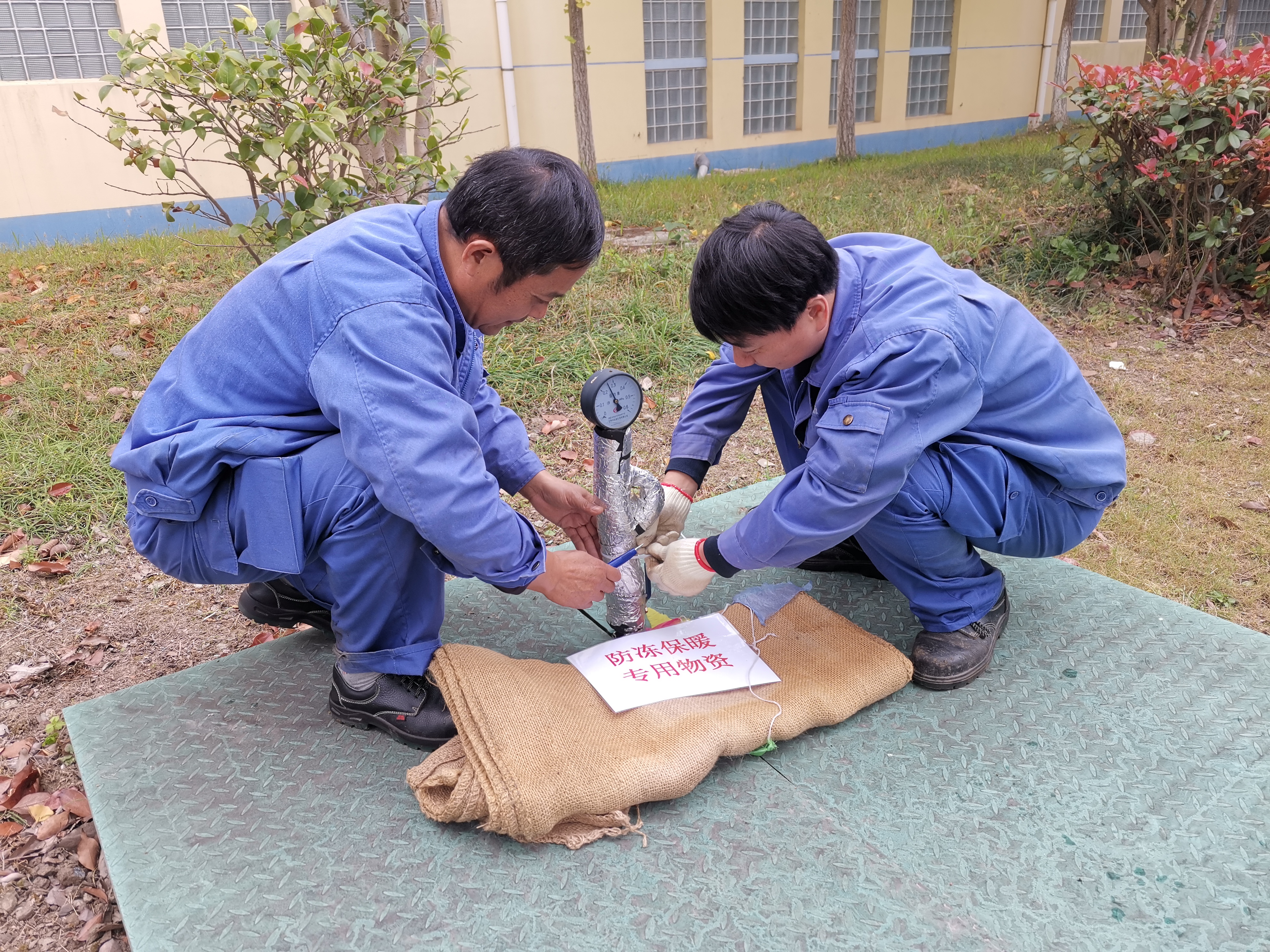 qmh球盟会官网水务原水公司长江原水厂对厂区内袒露管路包裹防冻铝箔保暖棉.jpg qmh球盟会官网水务原水公司长江原水厂对厂区内袒露管路包裹防冻铝箔保暖棉.jpg